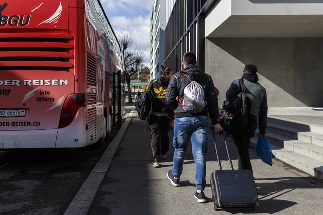 Weil es keine Turnhalle beim Solothurner Gewerbeschulhaus gibt, werden die Schüler per Bus transportiert.