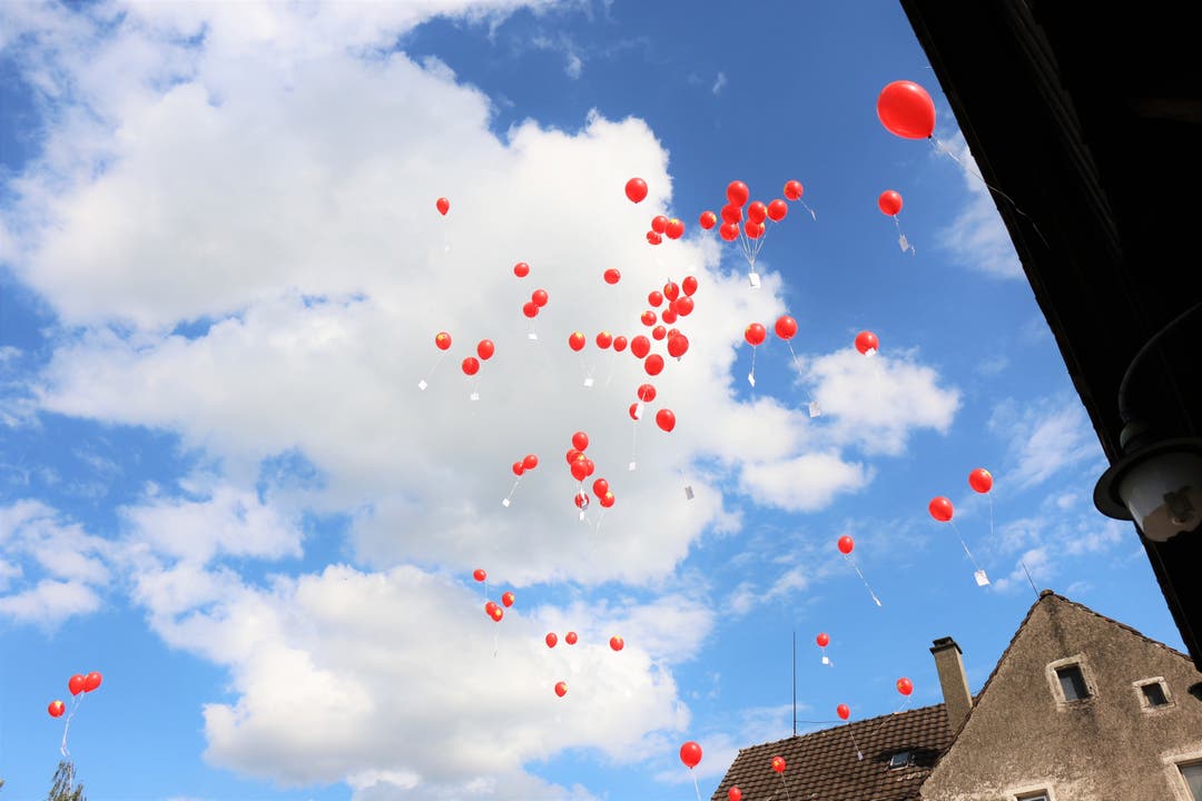 Eine fröhlich rote Wolke aus Luftballons gesellte sich zu den weissen am Himmel über Oetwil.