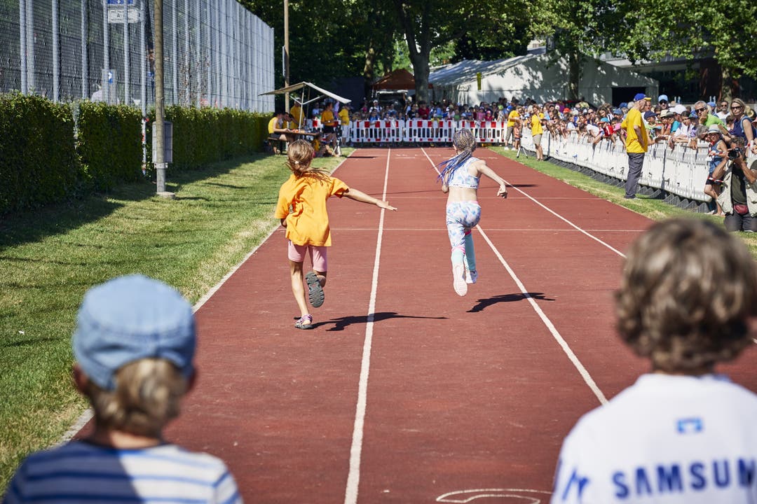 Dä schnellst Wettiger Auftakt zum Wettiger Fäscht: Die 7 - 15 jährigen Wettigerinnen und Wettiger messen sich bei 60- bzw. 80-Meter-Sprints und machen den Titel “dä schnellst Wettiger“unter sich aus.