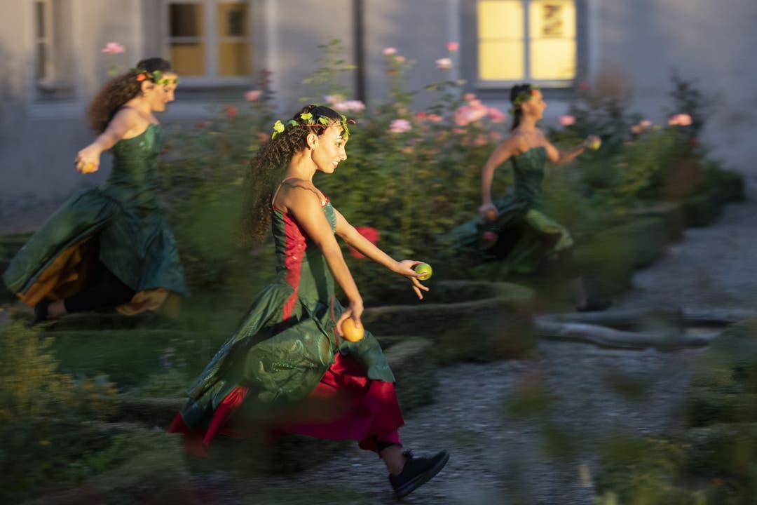 Und weiter ging es: Wieder führten die Tänzerinnen nach draussen in den Klostergarten.