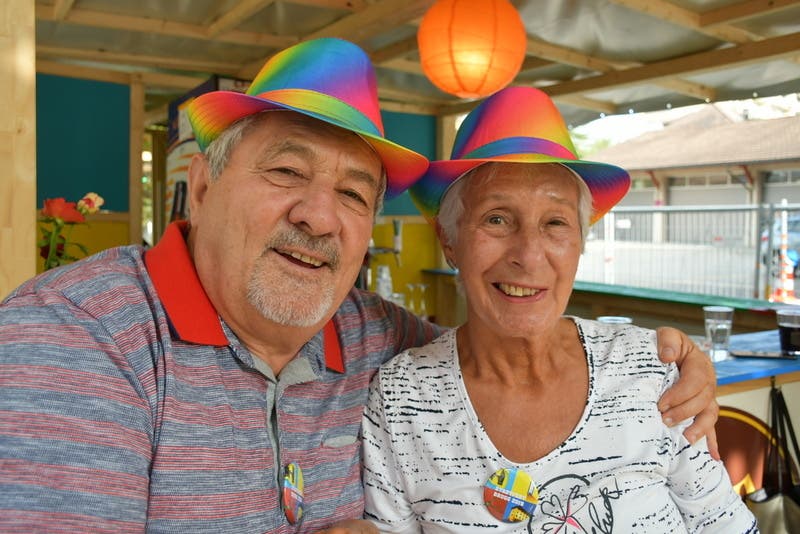 Geniessen die letzten Stadtfeststunden: Peter und Jutta aus Brugg, die sich extra - passend zum Stadtfestmotto - verfärbte Hüte gekauft haben. Die Hüte kommen möglicherweise an der nächsten Fasnacht wieder in den Einsatz.