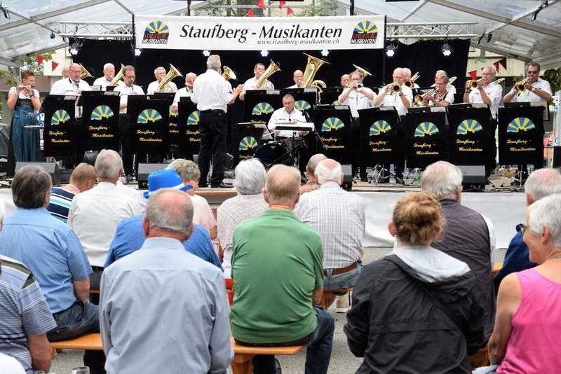 Die Staufberg Musikanten erfreuen die Zuhörer mit Blasmusik auf der Eisi-Bühne.