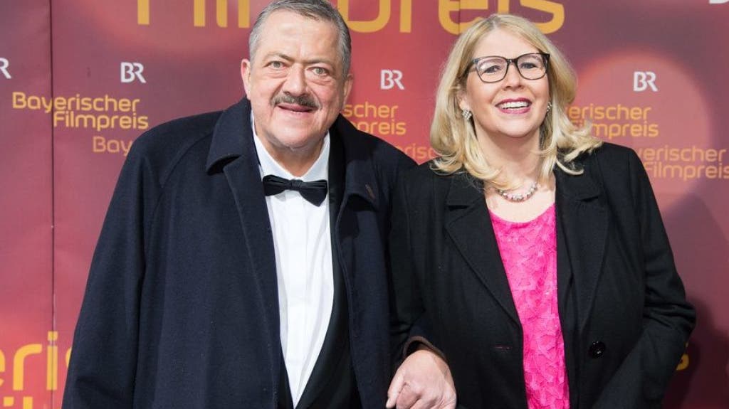 20. Januar: Der deutsche Schauspieler Joseph Hannesschläger, hier mit seiner Ehefrau, verliert den Kampf gegen den Krebs im Alter von 57 Jahren. Seit 2002 war Hannesschläger als Kommissar in der ZDF-Kultserie "Die Rosenheim-Cops" zu sehen. 