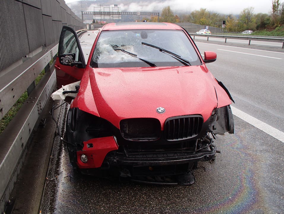 Rothrist AG, 3. November: Ein 37-jähriger Kosovare verlor auf der A1 bei Rothrist die Kontrolle über seinen BMW. Das Auto kam in der Folge von der Fahrbahn ab und prallte in die Leitplanke. Dabei wurde der Lenker sowie dessen Beifahrer leicht verletzt.