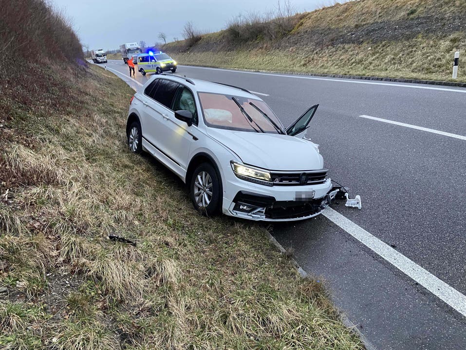 Schöftland AG, 5. März: Ein 68-jähriger Automobilist nickte während der Fahrt ein und geriet auf die Gegenfahrbahn. Dort kam es zu einer heftigen Kollision mit einem entgegenkommenden Auto. Dessen Lenkerin wurde verletzt.