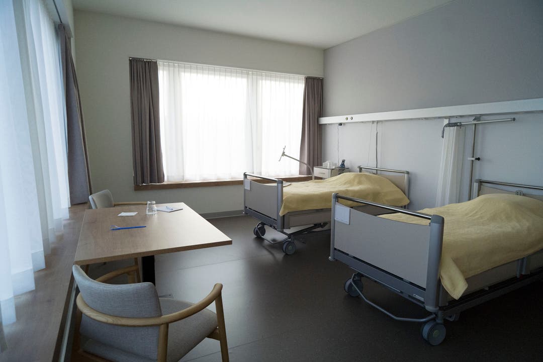 Auch die Räume der Rehaclinic Limmattal werden gezeigt. Die Zimmer sind wohnlicher gestaltet als die Patientenzimmer im Akutspital.