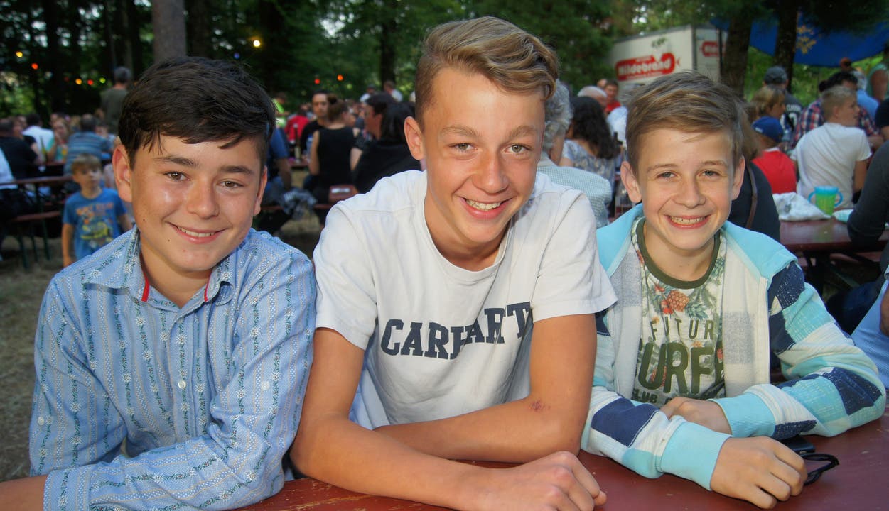 Tobias Baldauf aus Aesch, Dominik Schacher und Mario Brand aus Birmensdorf finden das Waldfest «voll cool».