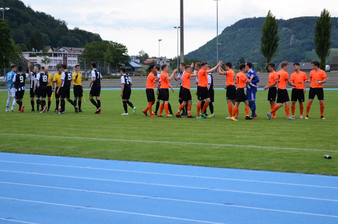 FC Brugg gewinnt Barragespiel Die Brugger bezwingen Küttigen klar mit 4:0 und spielen am Dienstag in Tägerig gegen Sarmenstorf um den Aufstieg in die 2. Liga. Vor dem Spiel begrüssen sich die Küttiger (orange Tenues) und die Brugger Spieler.