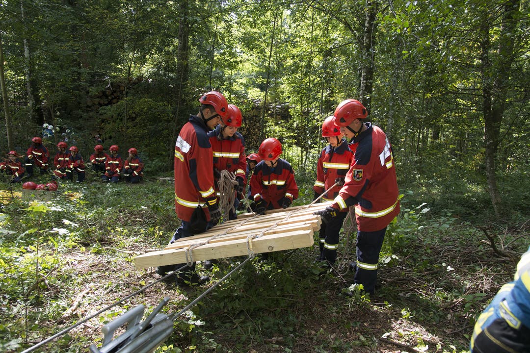 Feuerwehr Grenchen Jahresübung Feuerwehr Grenchen Jahresübung bei Holzerhütte, die Jugendfeuerwehr baut ein Kletterpark