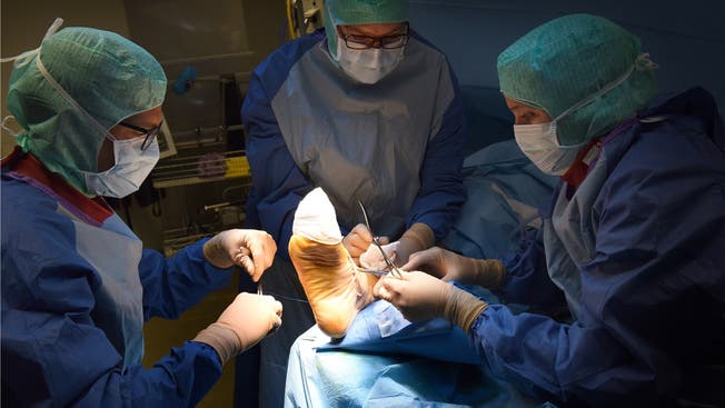 Mit der neuen Spitalliste wollen beide Basel ab 2021 orthopädische Eingriffe beschränken. (Archivbild)
