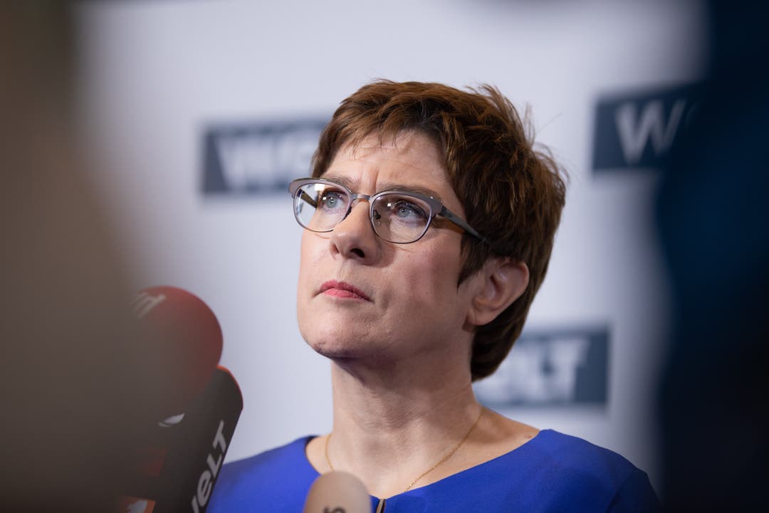 Mit im Gepäck hat Merkel ihre mögliche Nachfolgerin Annegret Kramp-Karrenbauer, die Chefin der CDU.