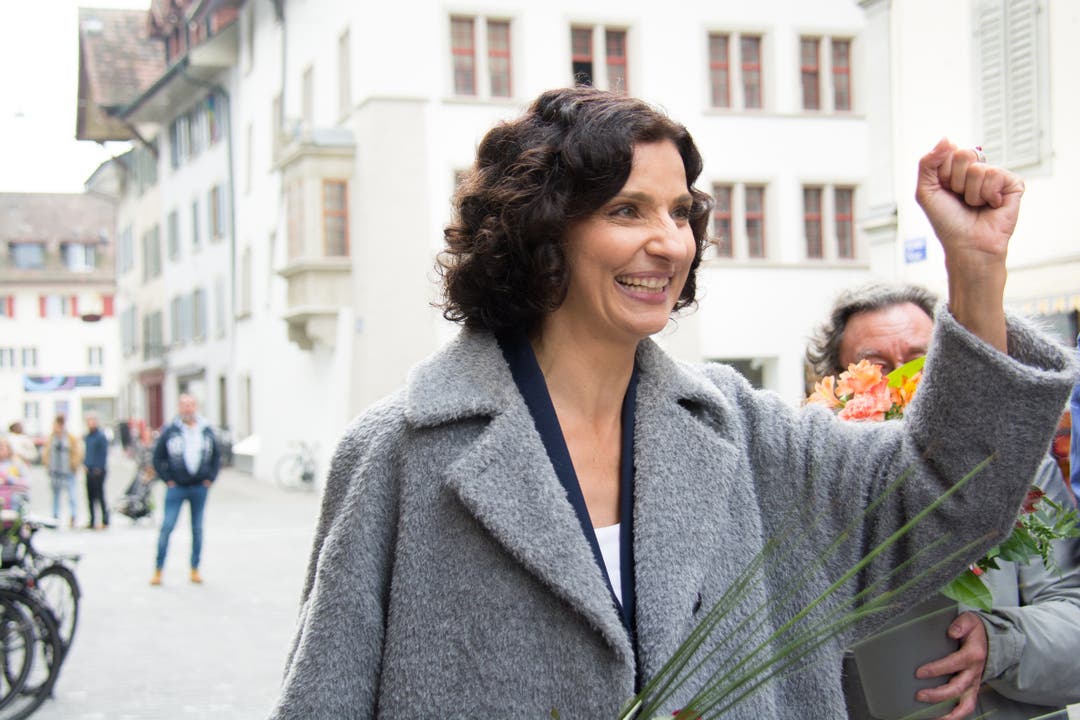 Die SP feiert in der Aarauer Altstadt: Die Aargauer Parteipräsidentin Gabriela Suter ballt die Siegesfaust.