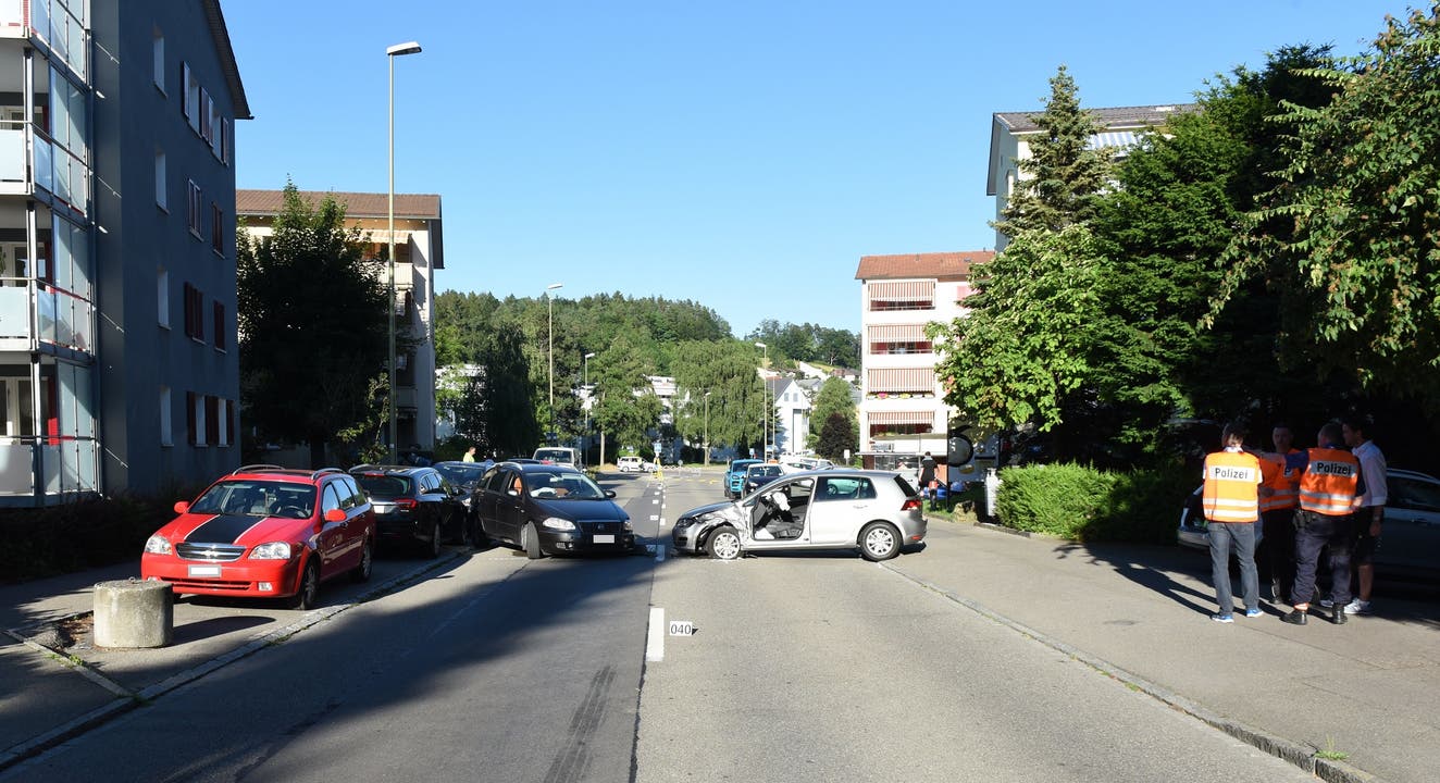 Effretikon ZH, 29. Juni: Bei einer Kollision zwischen zwei Autofahrern haben sich am Samstagabend in Effretikon (Gemeinde Illnau-Effretikon) die beiden Lenker mittelschwere Verletzungen zugezogen.
