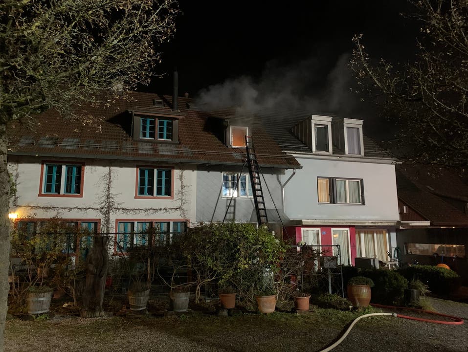 Maur ZH, 19. November: In der Binz bei Maur ist in der Nacht auf Mittwoch ein Brand in einem Flarzhaus ausgebrochen.