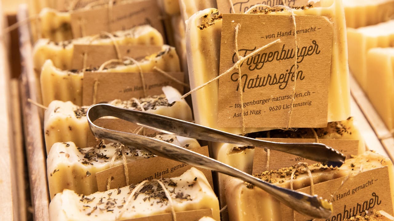 «Ohne.ch»: Die handgemachten Toggenburger Naturseifen sind dezent mit Naturgarn und Karton verpackt.