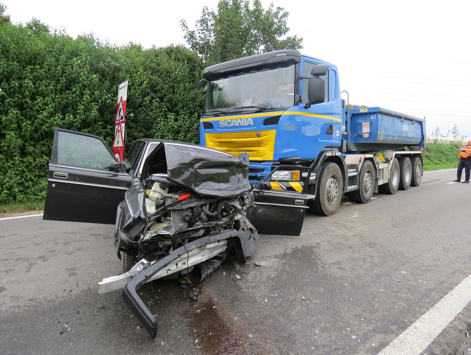 Nesselnbach AG, 2. September: PKW-Fahrer bei Frontalkollision mit LKW eingeklemmt. Die Reusstalachse war infolgedessen in beide Richtungen gesperrt.