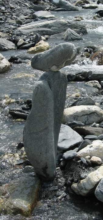 Daniel Hirs Kunstwerke bestehen aus Steinen, die aufeinander balanciert werden.