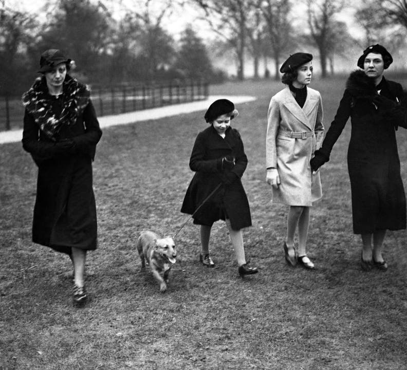 Elizabeth entwickelt früh eine Liebe für Hunde. Im Februar 1936 führt sie ihr Haustier im Hyde Park Gassi.