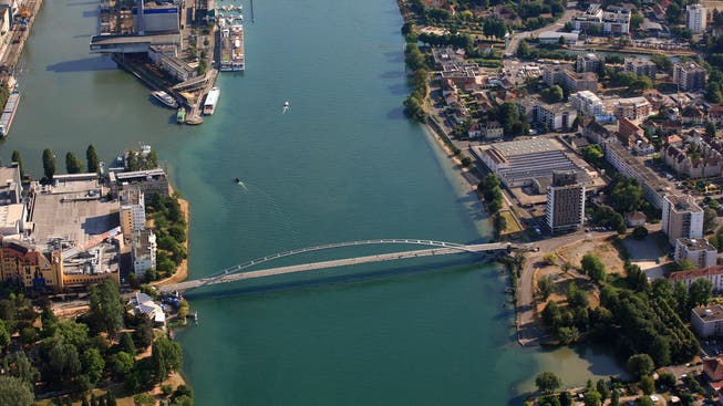 Luftaufnahme der Dreiländerbrücke zwischen Weil am Rhein und Hüningen beim Dreiländereck im Rheinhafen Basel.