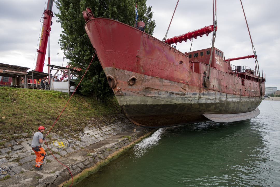 Das Feuerschiff Gannet wird mit einem Kran aus dem Rhein gehoben.