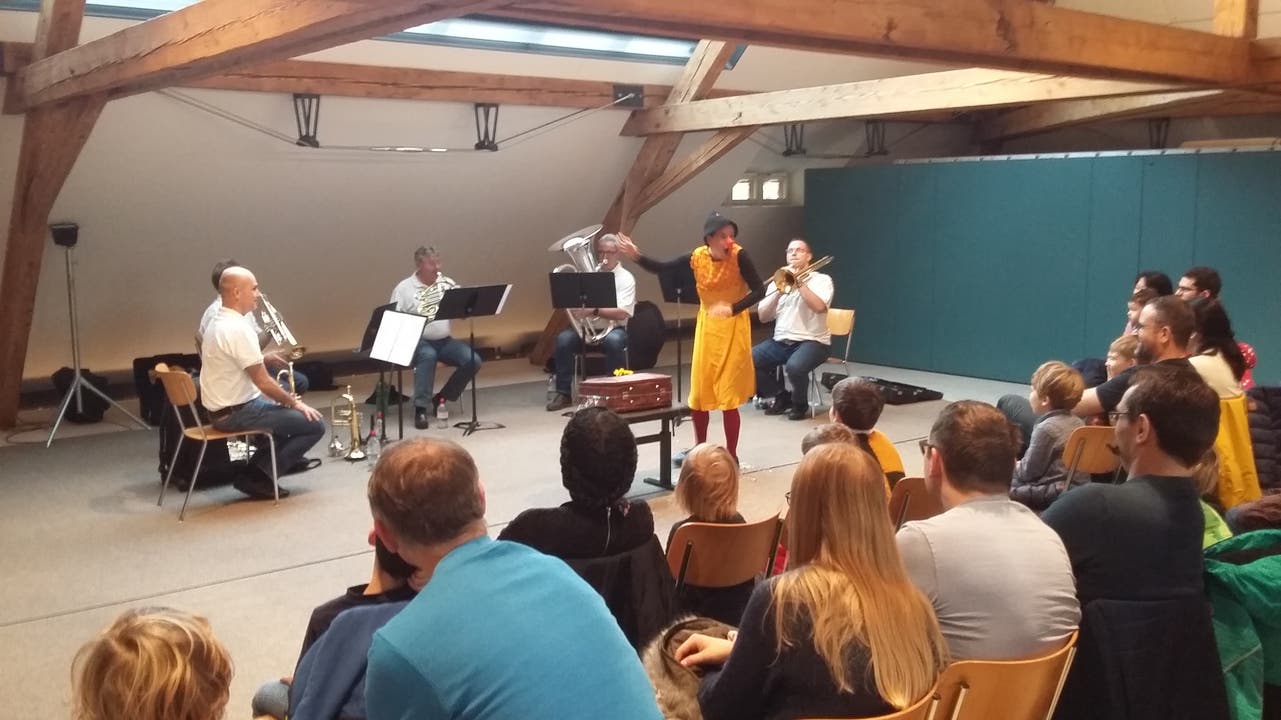 «Waldhirn und Saupone» in der Musikschule Clown Flupp stellt die einzelnen Instrumente vor.