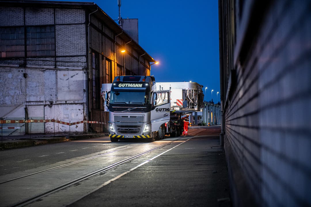 Um halb fünf fährt der Lastwagen auf das Werksgelände der Stahl Gerlafingen AG.