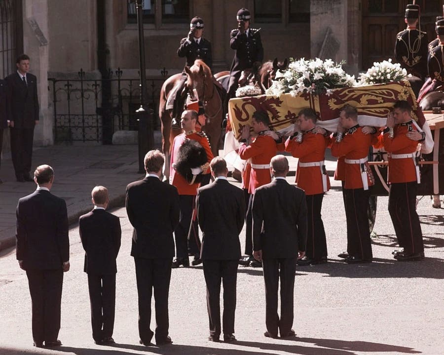 Charles, Harry, Dianas Bruder Earl Spencer, William und Philip (von links) beobachten den Einzug des Sargs in der Westminster-Kathedrale.