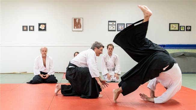 John Luder (Mitte) beim Aikido-Training: Vorzeigen und üben. (Bild: Hanspeter Bärtschi)