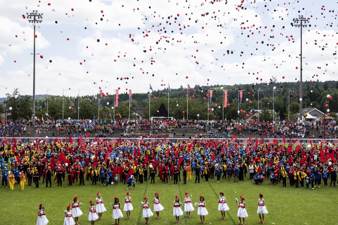 Grosses Finale: Die Turner lassen hunderte Ballons in den Himmel steigen.