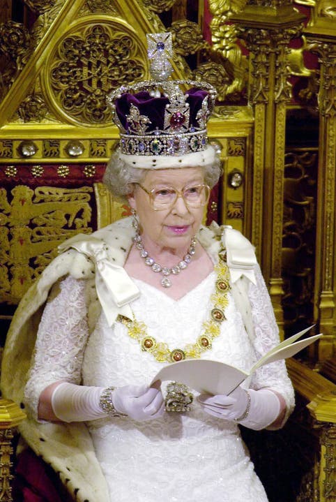 Die Queen eröffnet jedes Jahr das britische Parlament mit der Imperial State Crown auf ihrem Haupt. Die Krone wiegt knapp ein Kilo und muss mit Bedacht getragen werden, wie die Queen sagt: ...