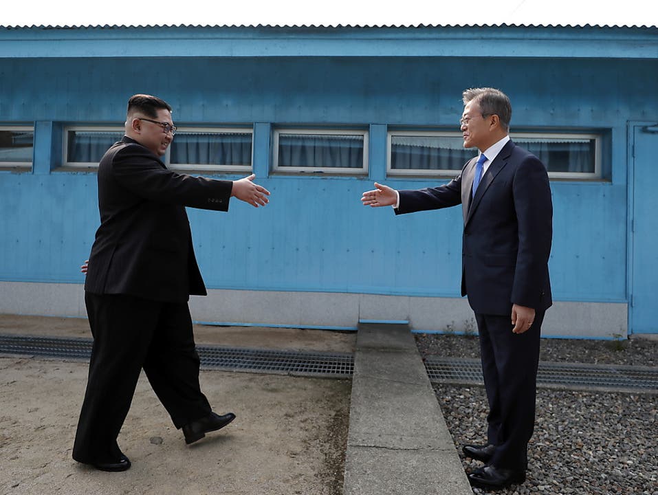 Vorsichtige Annäherung: Der nordkoreanische Machthaber und Südkoreas Präsident Moon Jae-in (rechts).
