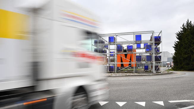 Ein Lastwagen rollt auf den Migros-Kreisel in Neuendorf. Im Gäu hat der Waren-Verkehr wegen der Corona-Krise zugenommen.