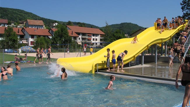 Die gelbe Wasserrutsche ist seit der Sanierung 2005 das Markenzeichen des Freiluftbads.