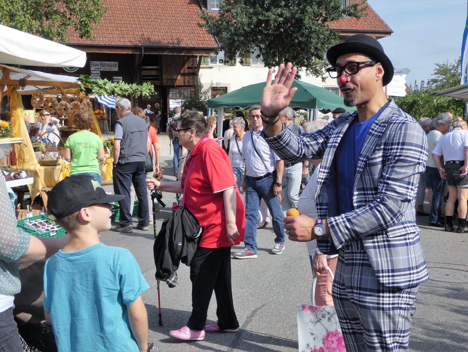 Pfalz-Märt war auch im Jubiläumsjahr Publikumsmagnet Am Samstag feierte der Pfalz-Märt Jubiläum. Zum 20. Mal lockten liebevoll zurechtgemachte Marktstände und ein buntes Unterhaltungsprogramm die Menschen nach Veltheim; Clown Pipo.