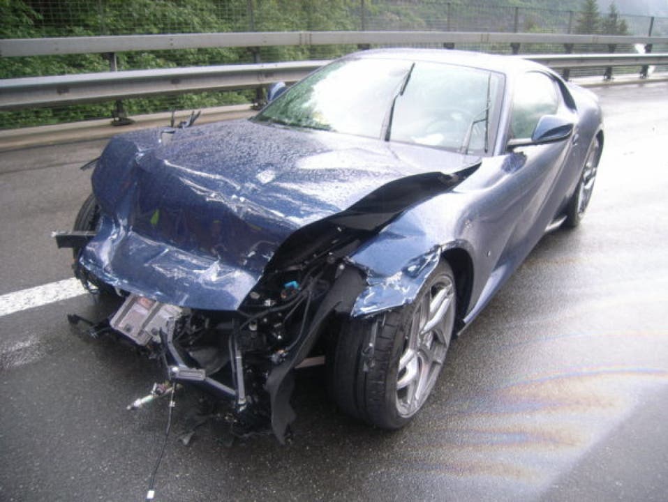 Wassen UR, 14. Juli: Ein 47-Jähriger hat auf der Autobahn A2 bei Wassen einen Ferrari zu Schrott gefahren. Er verlor die Herrschaft über den Sportwagen, schleuderte über die Fahrbahn und prallte in eine Leitplanke. Verletzt wurde niemand, der Schaden beträgt 350'000 Franken.