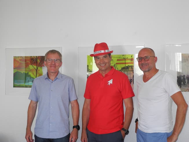 OK-Präsident François Scheidegger im Fan-Outfit mit den weiteren OK-Mitgliedern Theo heiri (links) und Mike Brotschi.
