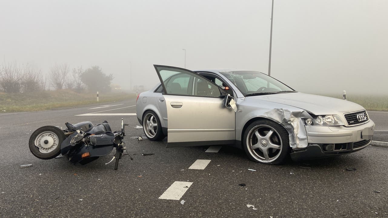 Birr AG, 17. Dezember: Auf der Zentralstrasse kam es bei einem Abbiegemanöver zu einer Kollision zwischen einem Auto und einem Roller. Der Rollerfahrer wurde dabei schwer verletzt und musste ins Spital gebracht werden.