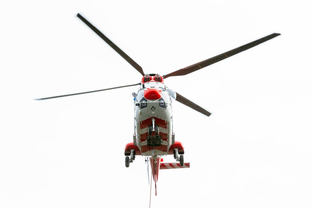 Fussgängersteg "Altes Wehr" über die Limmat in Obersiggenthal-Rieden wird mit Helikopter zusammengebaut