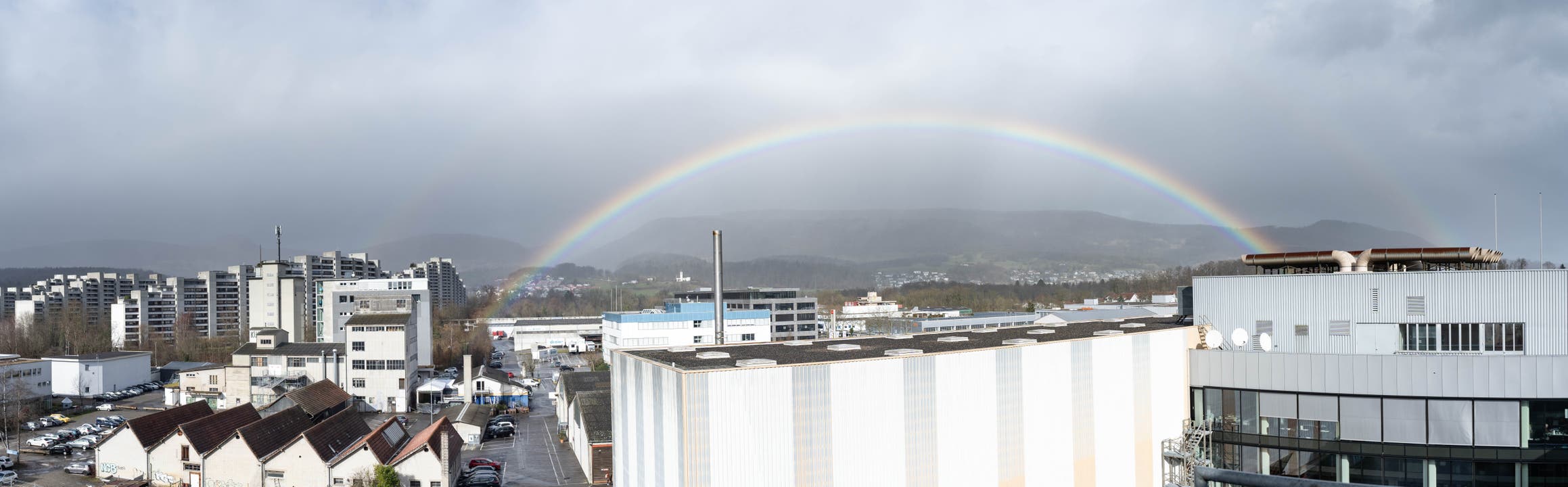 Über der Aarauer Telli bildete sich am Montag ein prächtiger Regenbogen.