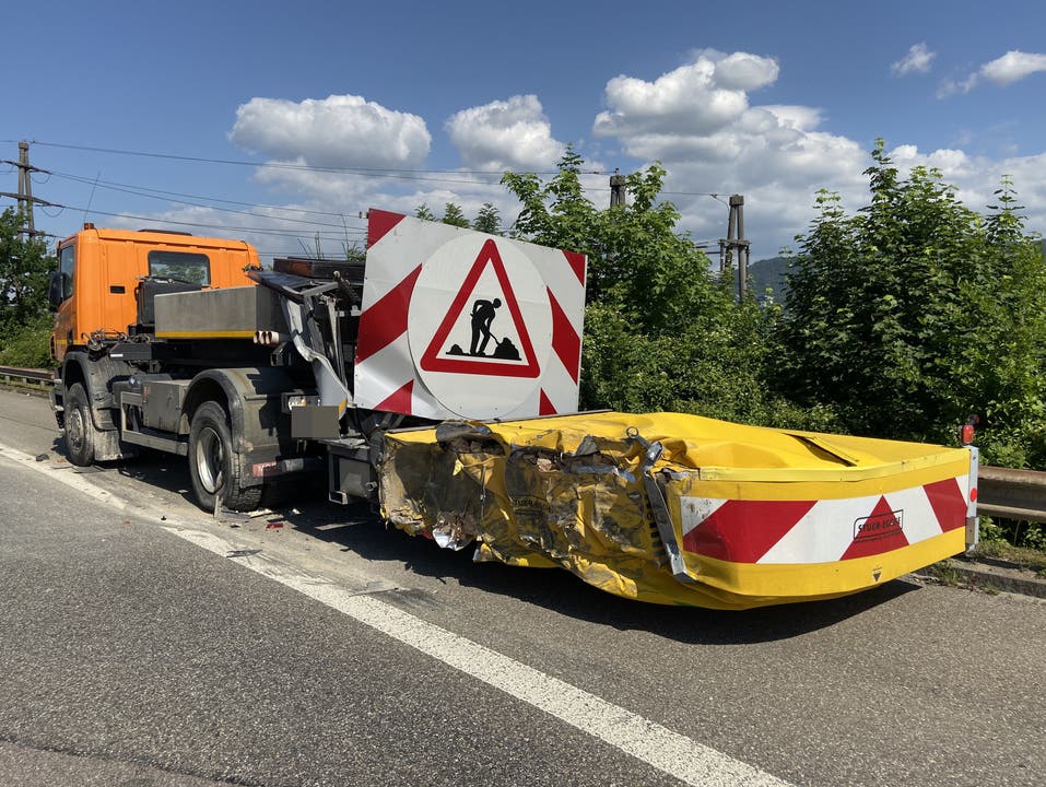 Müchwilen AG, 20 Mai: Ein Lastwagenchauffeur ist auf der A3 auf den Pannenstreifen geraten und in ein Fahrzeug des Nationalstrassen-Unterhaltdienstes geprallt. Es entstand beträchtlicher Sachschaden.