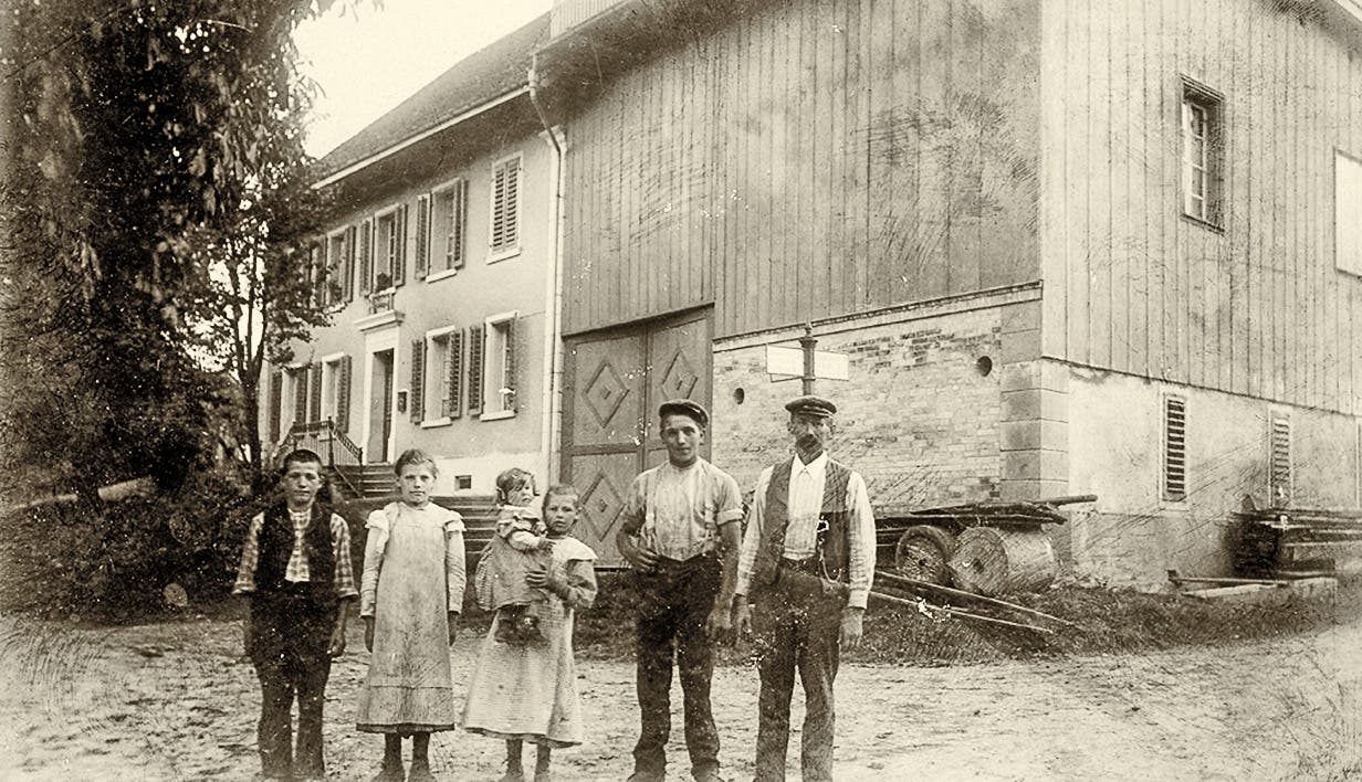 "Ortsgeschichte Attelwil": Die erste Post von Attelwil im Haus von Gottlieb Hochuli. Das Postbüro befand sich neben dem Eingang, wo der Briefeinwurf erkennbar ist.