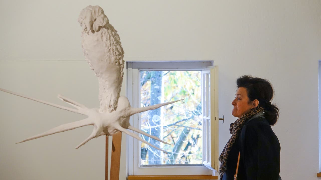 Eine Besucherin bestaunt das 'geflügelte Wesen' aus Gips von Victorine Müller.