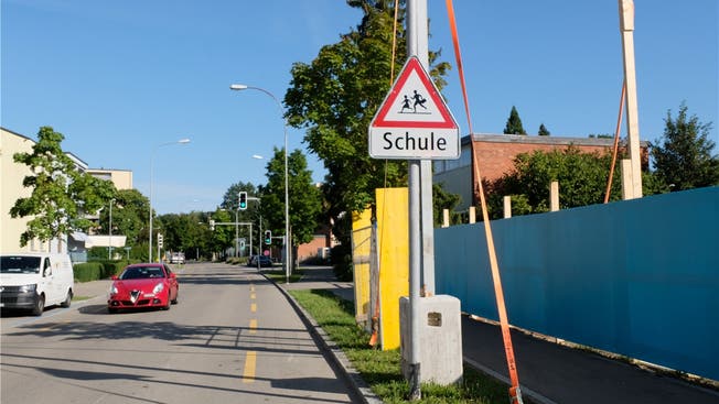Die Schöneggstrasse ist von einer Umleitung betroffen. Zudem befindet sich hier ein Installationsplatz für die Limmattalbahn- Bauarbeiten (blaue Absperrung rechts im Bild).