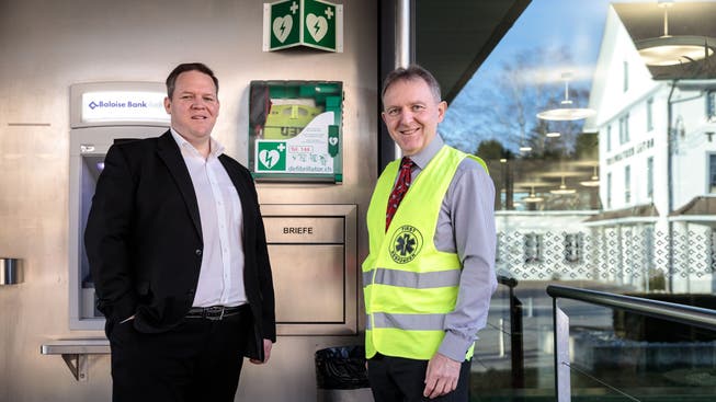 Simon Linder (links) und Richard Heiniger haben in einer privaten Initiative den ersten Defibrillator in Kriegstetten aufgestellt.