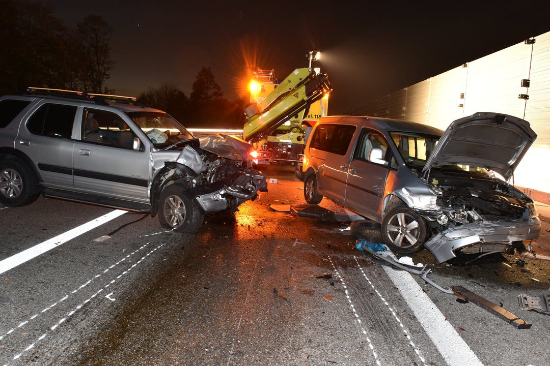 Wangen ZH, 26. Oktober: Bei einem Verkehrsunfall auf der A53 wurde ein Mann in seinem Fahrzeug eingeklemmt.