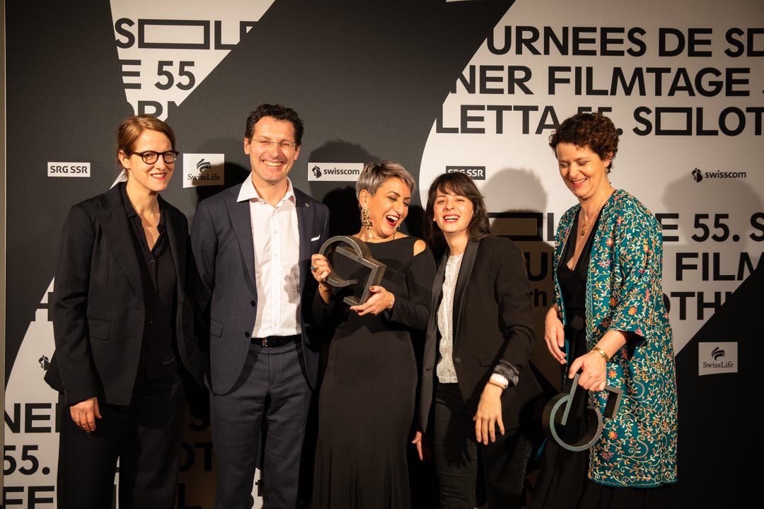 Jury-Mitglieder Ursula Meier und Mirko Manzoni zusammen mit Preisträgerin Boutheyna Bouslama und Produzentinnen.