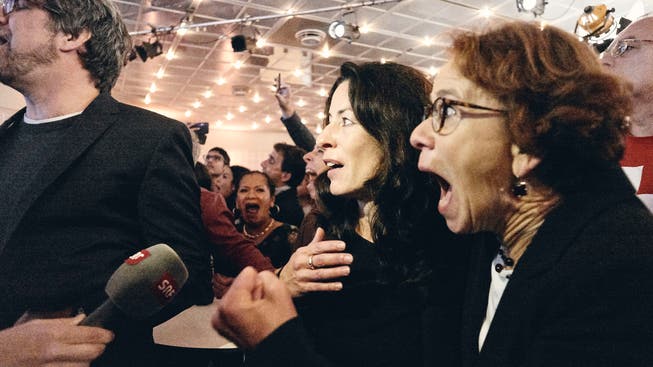 Eva Herzog (rechts) und die Überraschung bei der Bekanntgabe des Basler Zwischenresultats.