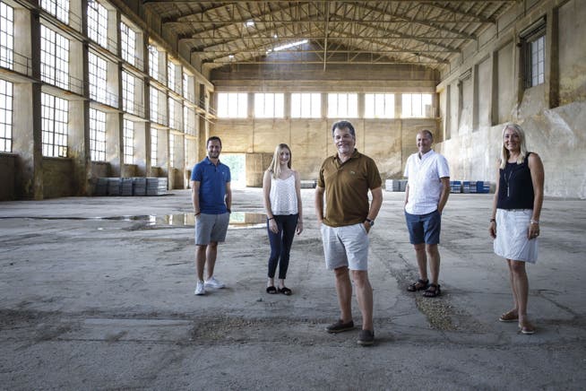 Harri Kunz (Mitte) an seiner neuen Wirkungsstätte in der Kiesofenhalle Attisholz Nord. Mit dabei in seiner neuen Firma sind (von links): Reto Emmenegger, Lena Emch, Jürg Müller und Gaby Emch.