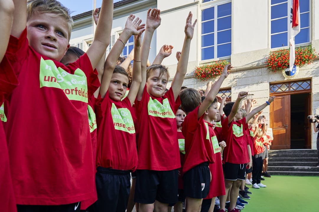 Fussballjunioren des FC Aarau erwarteten die Einwohnerräte vor dem Parlamentsgebäude.