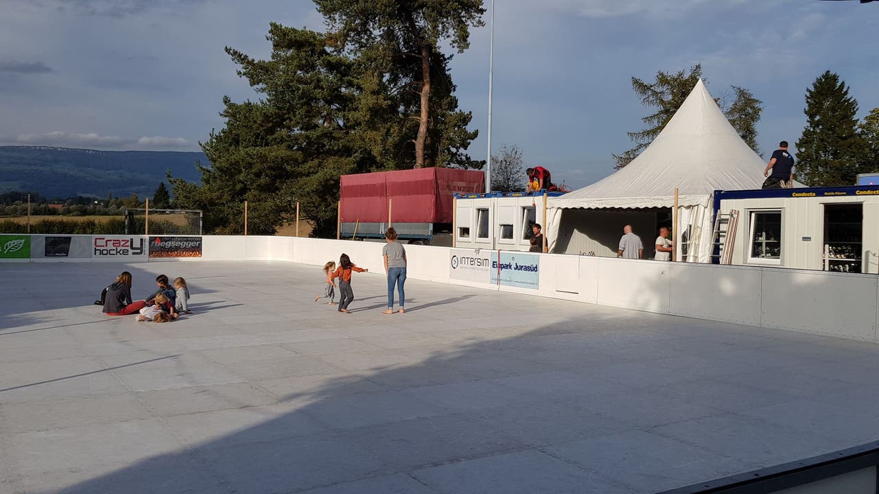 Der Eispark wird aufgebaut.